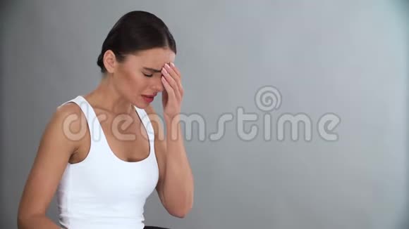 疼痛和发烧生病的女人有强烈的头痛和颈部疼痛视频的预览图