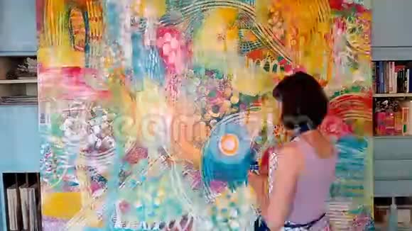女艺术家女女孩在艺术工作室用画笔绘制彩色绘画画笔绘画视频的预览图
