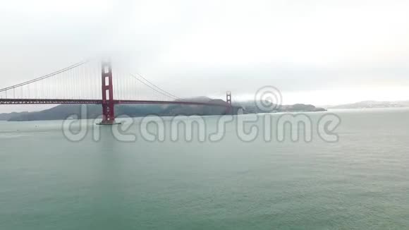 金门大桥在雾蒙蒙的一天旧金山金门大桥的空中飞行美国加州航空公司视频的预览图