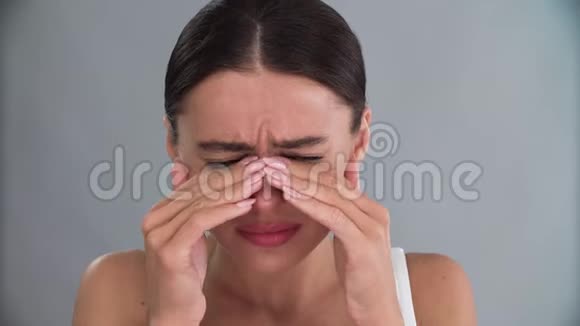 眼部疾病女人感受痛苦触摸悲伤的眼睛特写视频的预览图