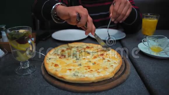 特写男手用刀切披萨视频的预览图