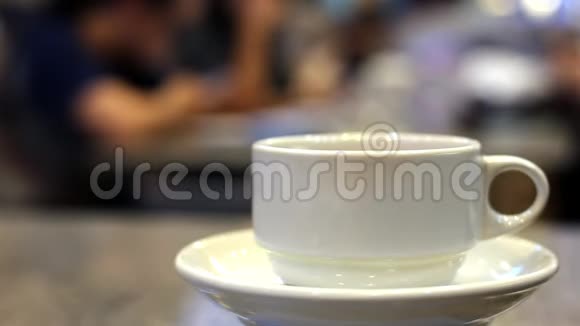 在餐馆里把热气腾腾的茶倒入杯子里视频的预览图