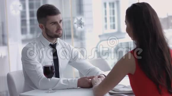 男人生产戒指向女人求婚她接受婚姻建议男人给女人戒指视频的预览图