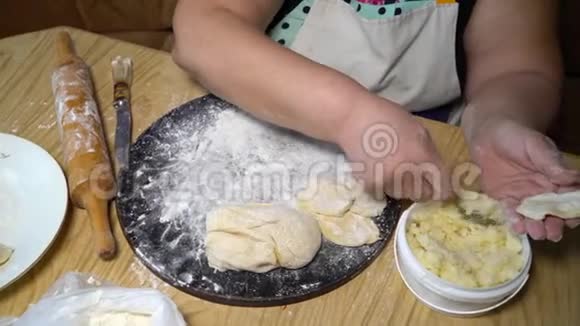 高级妇女用土豆泥包饺子视频的预览图