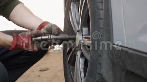 汽车制造商拧开车轮螺栓拆下汽车的车轮视频的预览图