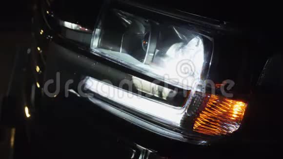 带有侧灯和前灯的汽车在黑暗中闪烁视频的预览图