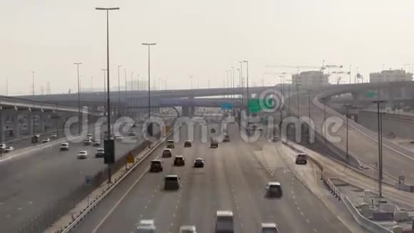 迪拜白天交通迪拜时间流逝视频的预览图