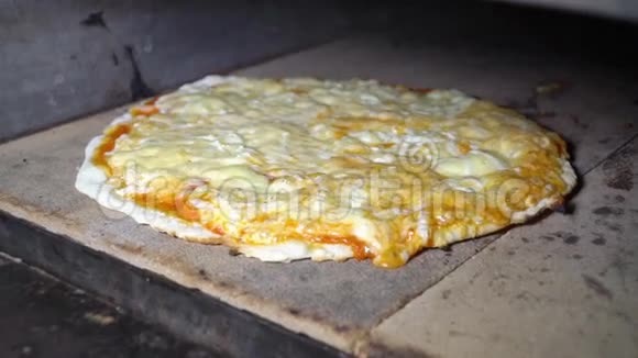 披萨是在烤箱里煮的视频的预览图