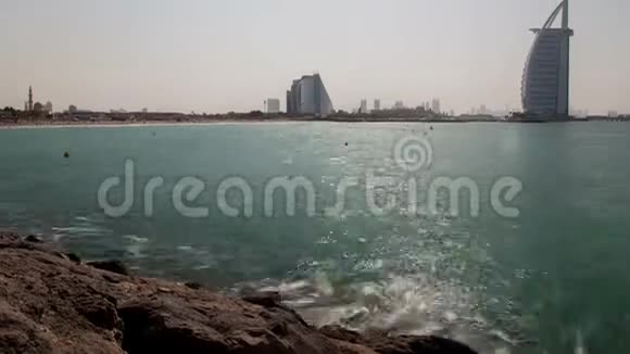 朱美拉公共海滩日时间流逝迪拜视频的预览图