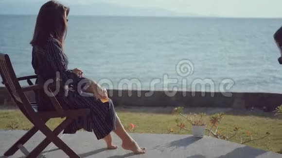 女模特摆在女摄影师的躺椅上视频的预览图