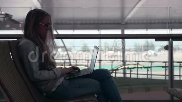 机场有笔记本电脑的女人视频的预览图