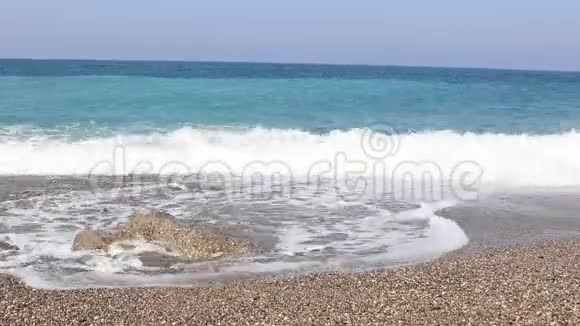 地中海安塔利亚海滩的海浪视频的预览图
