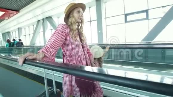 年轻迷人的女旅客在机场自动扶梯上站起来视频的预览图
