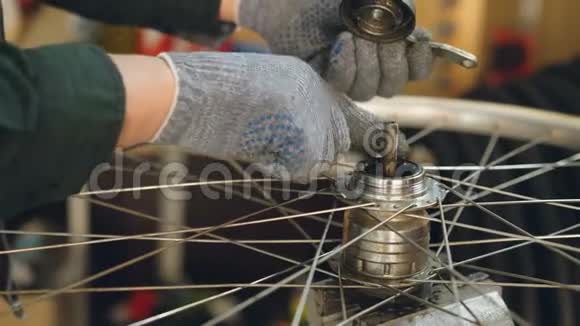 自行车车轮防护手套装配机构中男性手的特写镜头检查和修复断裂视频的预览图