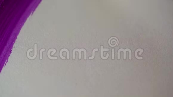 用画笔在白纸上描画用紫色水彩特写纹理和背景视频的预览图