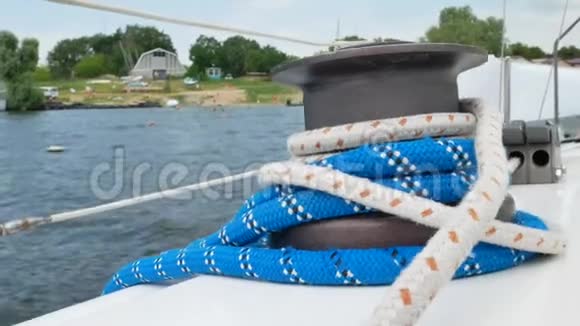 航行或航行时的游艇绳具视频的预览图