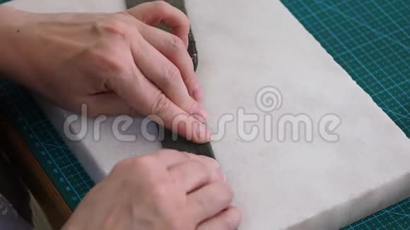 工匠胶水和处理皮带边缘的袋子视频的预览图