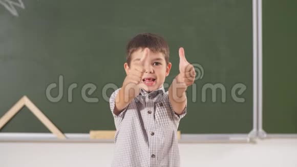微笑的男孩第一次去上学儿童室内教室背景板视频的预览图