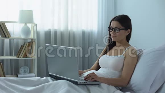 满意的商业女性在笔记本电脑上工作而不离开家自由职业者视频的预览图