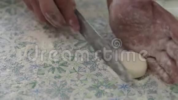 这个人用刀子做奶酪蛋糕视频的预览图