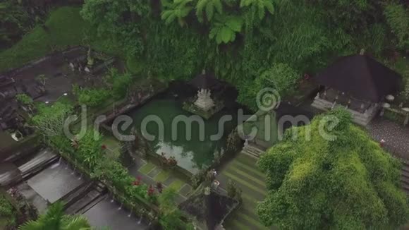 印度尼西亚建筑和印度教寺庙与水塘在热带巴厘岛印度教观景区视频的预览图