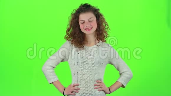 十几岁的女孩笑着嘲笑笑话绿色屏幕视频的预览图