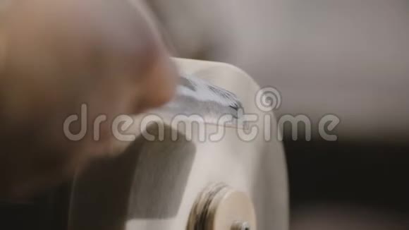 漂亮的特写镜头男技工手使用白色磨料旋转圆盘工具磨尖老刀片视频的预览图