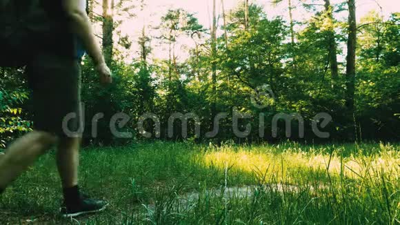 一个长胡子的人背着一个身体状况良好的背包正在穿过森林娱乐培训新鲜空气健康视频的预览图