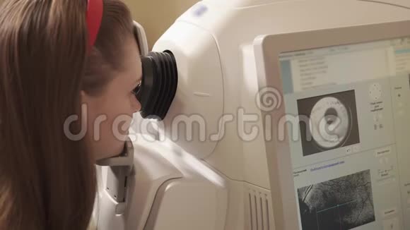 在眼科诊所妇女坐在断层扫描仪器前视频的预览图