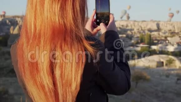 少女在卡帕多西亚拍摄气球视频视频的预览图