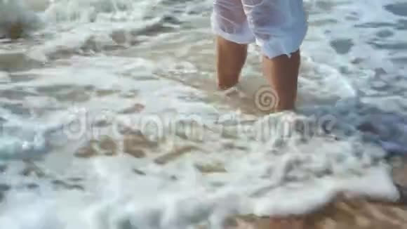 海波在白裤子洗长老女人的腿视频的预览图