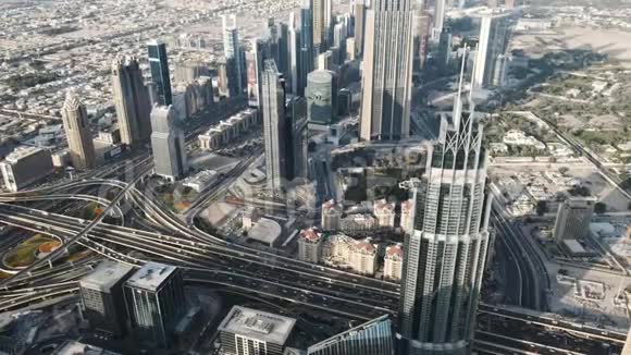 从BurjKhalifa塔的高度看迪拜中心和高速公路很多摩天大楼生意视频的预览图