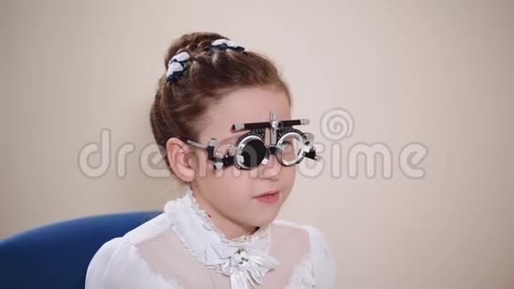 孩子在眼科室接受视力检查视频的预览图