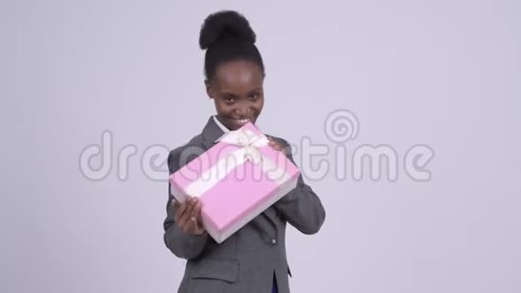 年轻快乐的非洲女商人拿着礼品盒视频的预览图