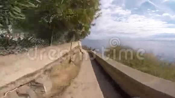 沿着西班牙加泰罗尼亚的地中海科斯塔布拉瓦公路跋涉从带山的动作摄像机中观看视频的预览图