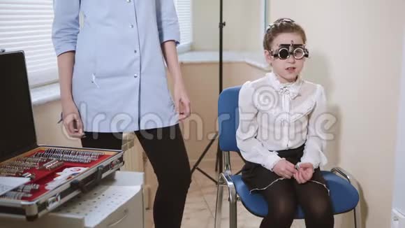 孩子坐在眼科医生的椅子上用特殊眼镜检查视力视频的预览图