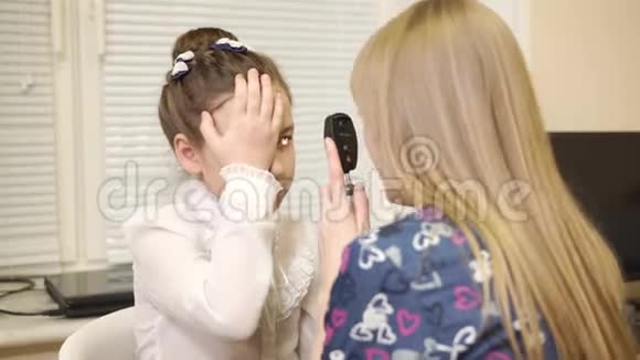 检查学校眼科室小女孩的视力视频的预览图