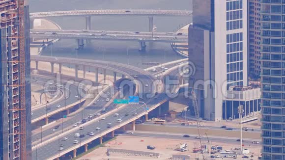在迪拜市中心的建筑活动起重机和工人阿联酋视频的预览图
