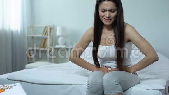 患病女性腹部剧痛流产危险人工流产视频的预览图
