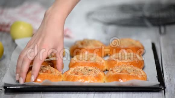 新鲜烘焙酵母开放面包与苹果Vatrushka和shtreyzelem视频的预览图