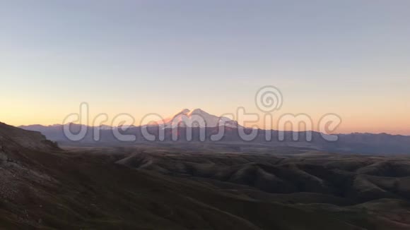 日出时从百慕大高原俯瞰高加索山脉的全景视频的预览图