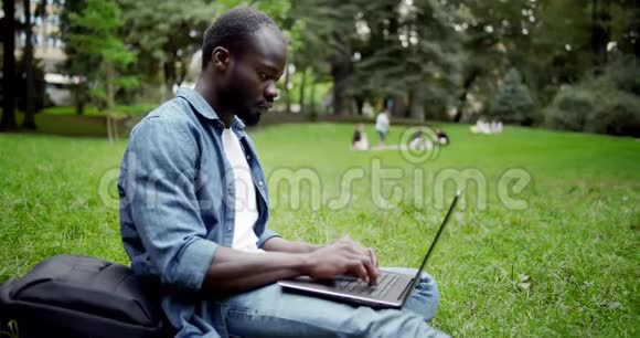 快乐的非裔美国男性与笔记本电脑视频的预览图