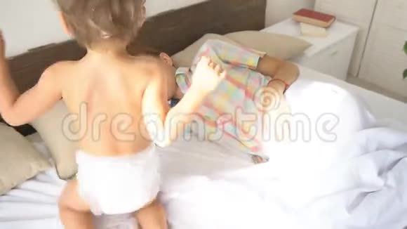 小男孩叫醒了他熟睡的母亲视频的预览图