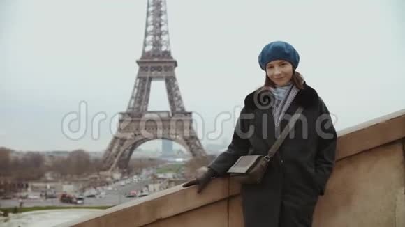 在巴黎埃菲尔铁塔附近时尚的女人摆着姿势微笑着环顾四周视频的预览图
