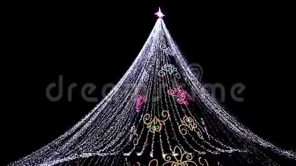 新年圣诞树在晚上闪烁圣诞节假期的概念视频的预览图