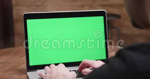 用绿色屏幕在电脑上打字的手持镜头视频的预览图