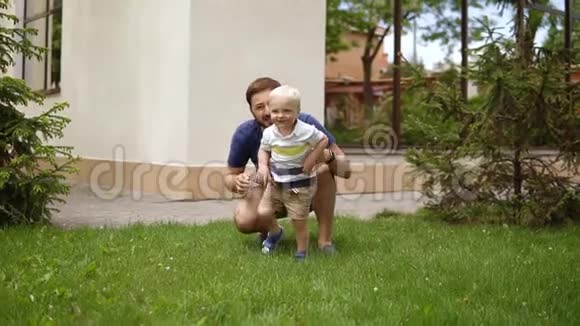 带着他可爱的小儿子微笑的父亲男孩向他母亲跑去很快乐年轻的母亲拥抱金发女郎视频的预览图