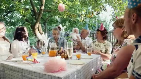 一家人聚在一起庆祝生日视频的预览图