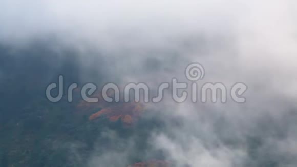高空雾蒙蒙的云景视频的预览图