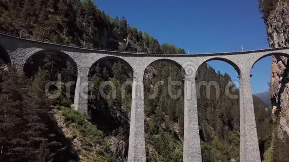 瑞士兰德瓦塞尔高架桥上的列车鸟瞰图视频的预览图